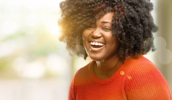 Mulher Africana Bonita Confiante Feliz Com Grande Sorriso Natural Rindo — Fotografia de Stock