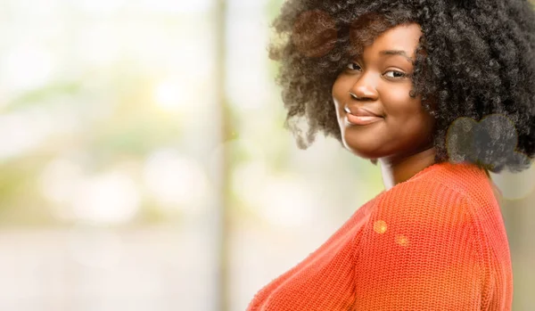 Mooie Afrikaanse Vrouw Zelfverzekerd Blij Met Een Grote Natuurlijke Glimlach — Stockfoto