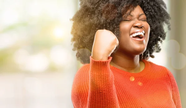 Hermosa Mujer Africana Feliz Emocionado Expresando Gesto Ganador Exitoso Celebrando —  Fotos de Stock