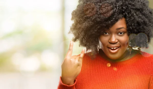 Mulher Africana Bonita Fazendo Símbolo Rocha Com Mãos Gritando Celebrando — Fotografia de Stock