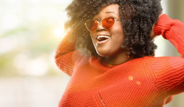 Hermosa Mujer Africana Segura Feliz Con Una Gran Sonrisa Natural — Foto de Stock