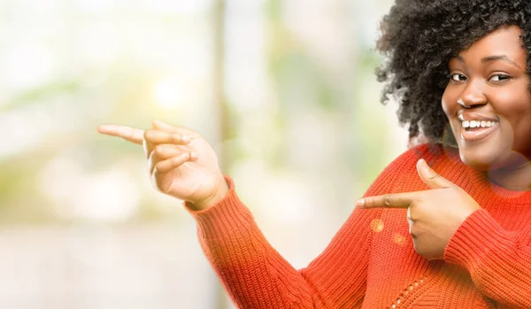 Mulher Africana Bonita Apontando Para Lado Com Dedo Livre — Fotografia de Stock