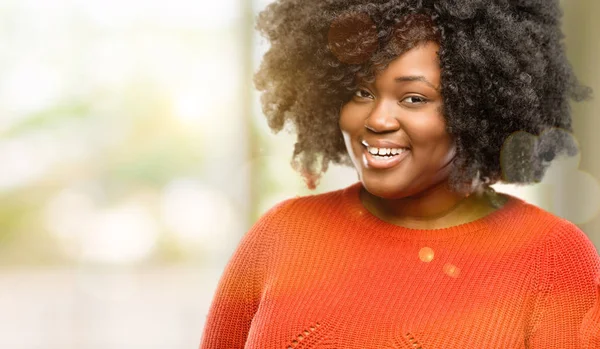 Schöne Afrikanische Frau Hält Etwas Seiner Leeren Hand Freien — Stockfoto