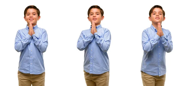 Niño Guapo Con Ojos Verdes Con Las Manos Juntas Gesto —  Fotos de Stock