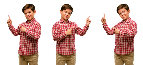 Niño Guapo Con Ojos Verdes Apuntando Hacia Lado Con Dedo —  Fotos de Stock