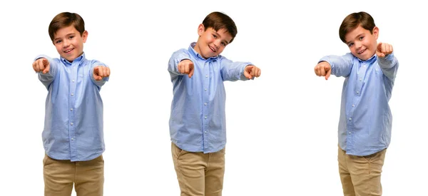 Niño Guapo Con Ojos Verdes Apuntando Frente Con Dedo — Foto de Stock