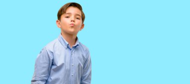 Aşk, ifade yeşil gözlü yakışıklı yürümeye başlayan çocuk öpücük darbeler kameraya, mavi arka plan üzerinde flört