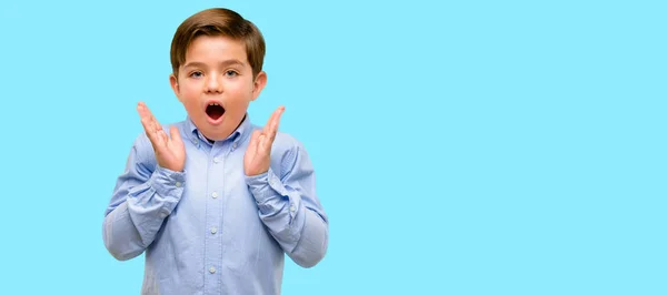 Guapo Niño Pequeño Con Ojos Verdes Feliz Sorprendido Animando Expresando —  Fotos de Stock