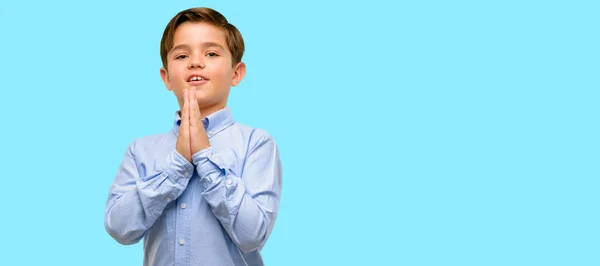 잘생긴 어린이 손으로 제스처 기도에서 희망을 파란색 개념을 하시기 바랍니다 — 스톡 사진