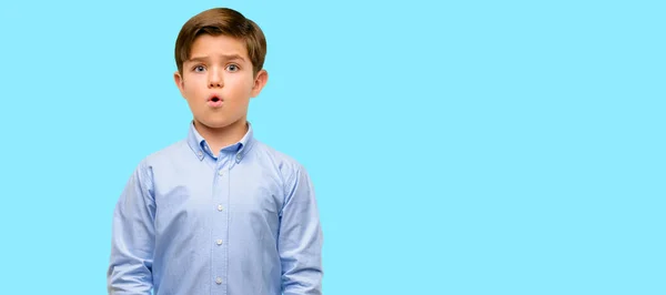 Guapo Niño Pequeño Con Ojos Verdes Feliz Sorprendido Animando Expresando —  Fotos de Stock