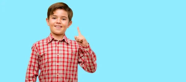 Bonito Criança Com Olhos Verdes Feliz Surpreso Animando Expressar Gesto — Fotografia de Stock