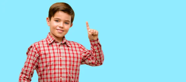 Niño Guapo Con Ojos Verdes Levantando Dedo Número Uno Sobre — Foto de Stock