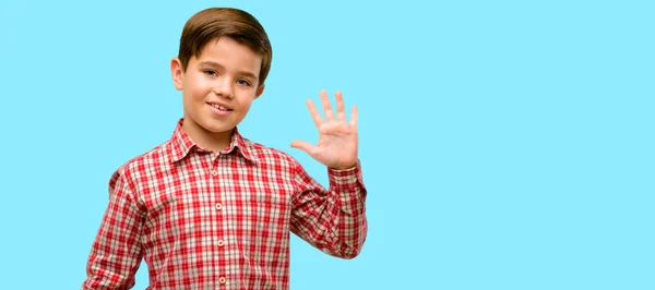 Красавчик Ребенок Зелеными Глазами Поднимающий Палец Номер Пять Синем Фоне — стоковое фото