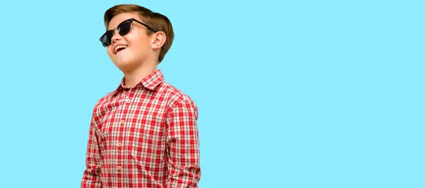 Niño Guapo Con Ojos Verdes Confiado Feliz Con Una Gran — Foto de Stock