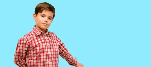 Niño Guapo Con Ojos Verdes Confiado Feliz Con Una Gran —  Fotos de Stock