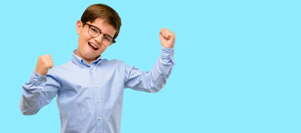 Przystojny Przedszkolaków Zielonymi Oczami Szczęśliwy Podekscytowany Świętuje Zwycięstwo Wyrażając Wielki — Zdjęcie stockowe