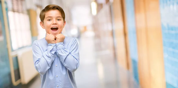 Hübsches Kleinkind Mit Grünen Augen Glücklich Und Überrascht Jubelnd Mit — Stockfoto