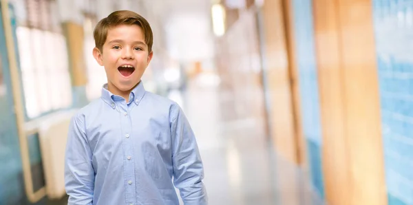 Bello Bambino Bambino Con Gli Occhi Verdi Felice Sorpreso Applaudire — Foto Stock