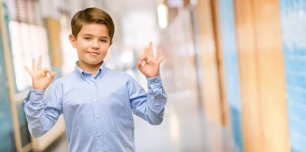 Stilig Småbarn Barn Med Gröna Ögon Gör Tecken Gest Med — Stockfoto