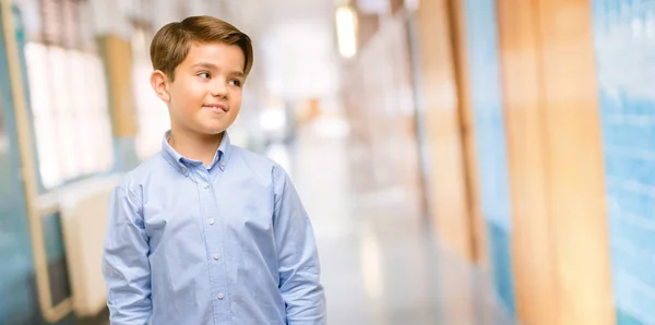 Knappe Peuter Kind Met Groene Ogen Zelfverzekerd Blij Met Een — Stockfoto