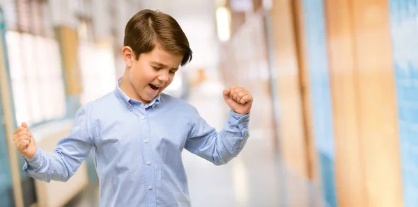 Bonito Criança Com Olhos Verdes Feliz Animado Expressando Gesto Vencedor — Fotografia de Stock