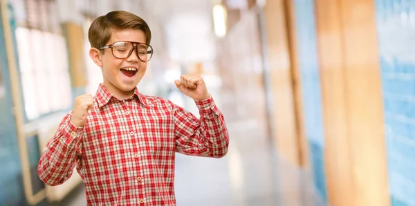 Stattliche Kleinkind Mit Grünen Augen Glücklich Und Aufgeregt Ausdruck Siegergeste — Stockfoto