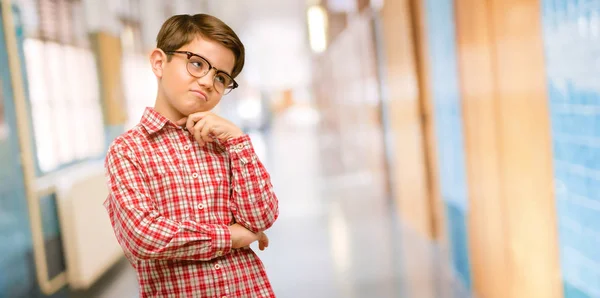 Bello Bambino Bambino Con Gli Occhi Verdi Pensare Premuroso Con — Foto Stock