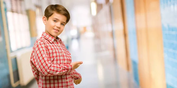 Knappe Peuter Kind Met Groene Ogen Zelfverzekerd Blij Met Een — Stockfoto