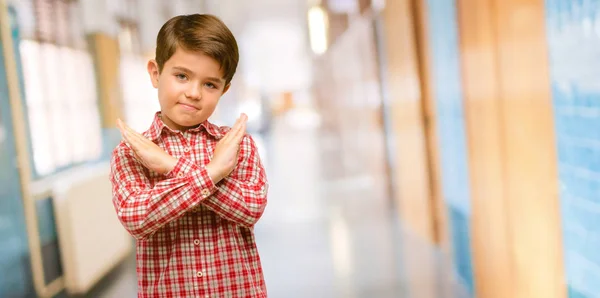 Bello Bambino Bambino Con Gli Occhi Verdi Infastidito Con Cattivo — Foto Stock