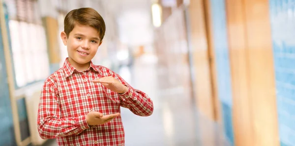 Niño Guapo Con Ojos Verdes Sosteniendo Algo Concepto Tamaño Pasillo —  Fotos de Stock