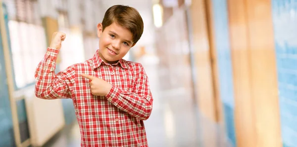 Stilig Småbarn Barn Med Gröna Ögon Pekar Biceps Uttrycker Styrka — Stockfoto