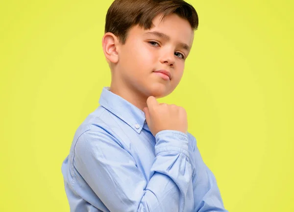 Niño Guapo Con Ojos Verdes Con Los Brazos Cruzados Seguros — Foto de Stock