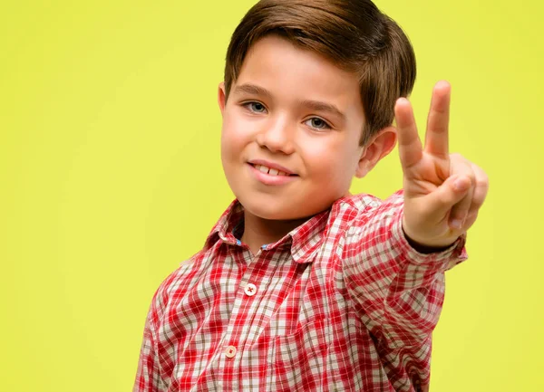 Niño Guapo Con Ojos Verdes Levantando Los Dedos Número Dos — Foto de Stock