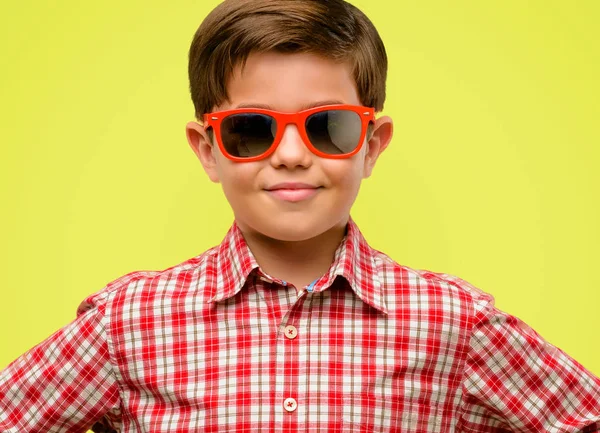 Niño Guapo Con Ojos Verdes Confiado Feliz Con Una Gran —  Fotos de Stock