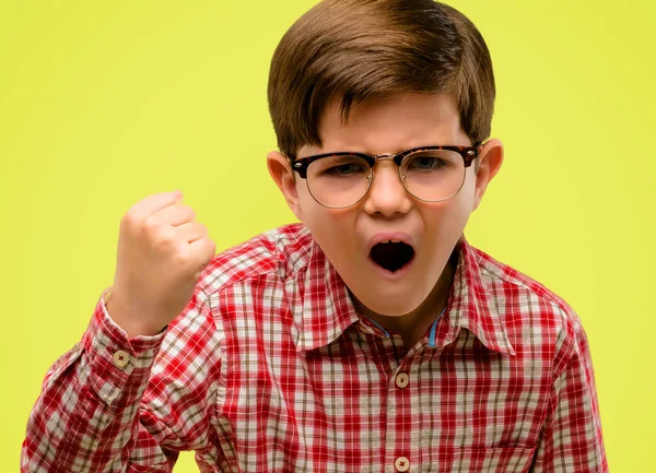 Bonito Criança Com Olhos Verdes Irritado Irritado Expressando Emoção Negativa — Fotografia de Stock