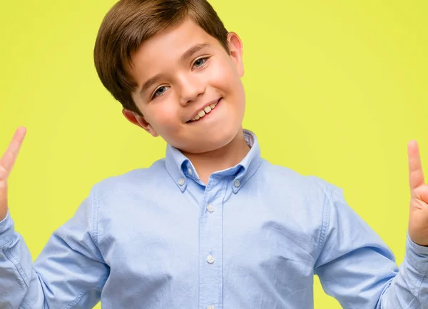 Bonito Criança Com Olhos Verdes Feliz Animado Expressando Gesto Vencedor — Fotografia de Stock