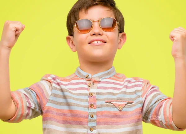 잘생긴 어린이 에너지와 긍정적인 감정을 노란색 즐거운 직장을 — 스톡 사진