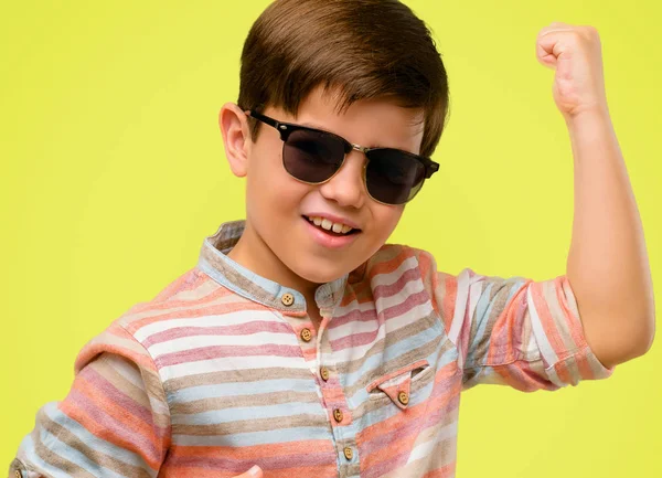 Niño Guapo Con Ojos Verdes Feliz Emocionado Celebrando Victoria Expresando — Foto de Stock