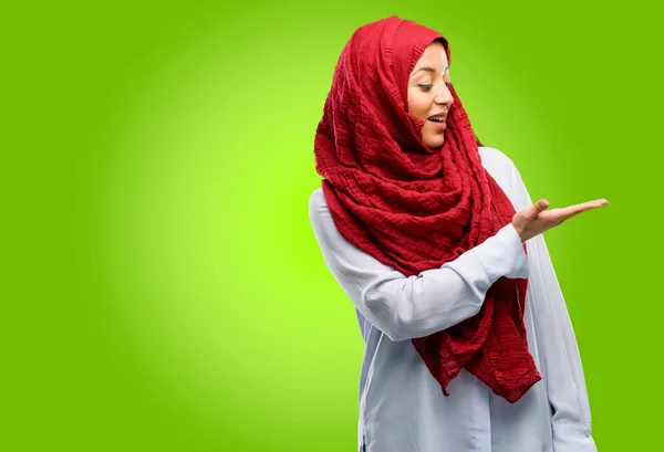 Mladá Arabská Žena Nosí Hidžáb Drží Něco Ruce Prázdnou — Stock fotografie
