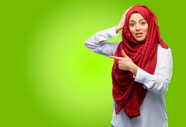 Mujer Árabe Joven Usando Hijab Apuntando Hacia Lado Con Dedo — Foto de Stock