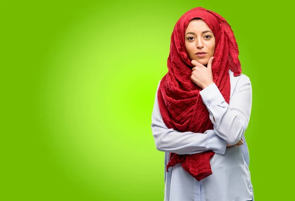 Młoda Kobieta Arabska Sobie Hidżab Myślenia Przemyślany Inteligentnych Twarzy — Zdjęcie stockowe