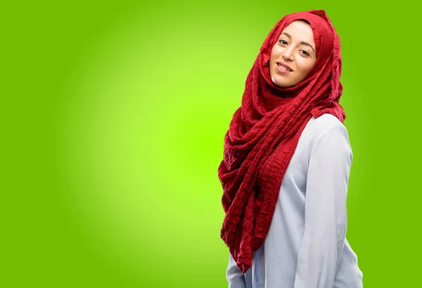 Junge Arabische Frau Trägt Hijab Selbstbewusst Und Glücklich Mit Einem — Stockfoto
