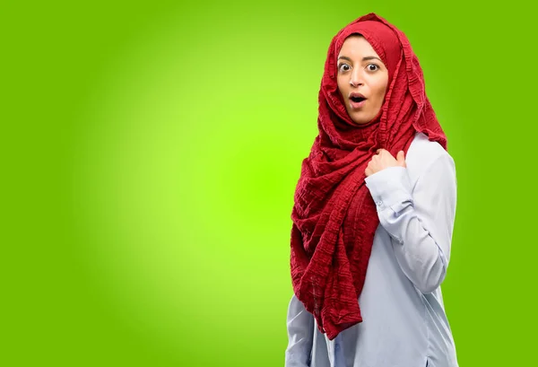 Wanita Arab Muda Mengenakan Hijab Senang Dan Terkejut Bersorak Mengungkapkan — Stok Foto