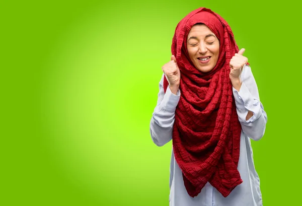 Jovem Árabe Mulher Vestindo Hijab Feliz Surpreso Torcendo Expressar Wow — Fotografia de Stock