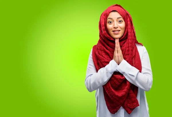Jonge Arabische Vrouw Dragen Hijab Met Handen Samen Bidden Gebaar — Stockfoto