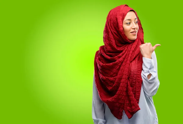 Junge Arabische Frau Trägt Hijab Und Zeigt Mit Dem Finger — Stockfoto