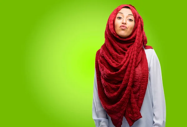 Mujer Árabe Joven Usando Hijab Expresando Amor Golpes Beso Cámara — Foto de Stock