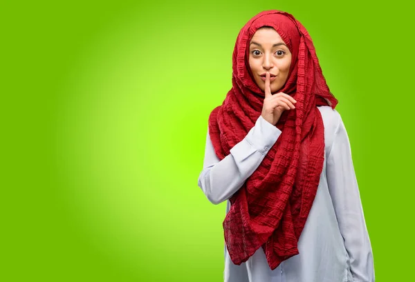 Mujer Árabe Joven Que Usa Hijab Con Dedo Índice Los — Foto de Stock