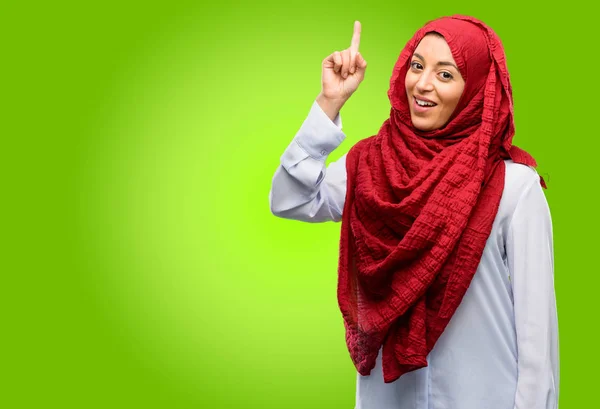 Jovem Árabe Mulher Vestindo Hijab Feliz Surpreso Animando Expressar Wow — Fotografia de Stock