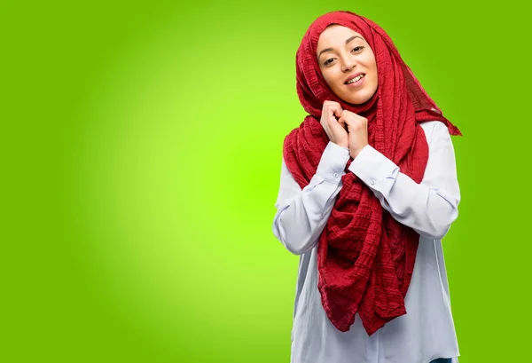 恋ヒジャーブ自信を持ち自然な笑顔で幸せを着た若いアラブ女性 — ストック写真